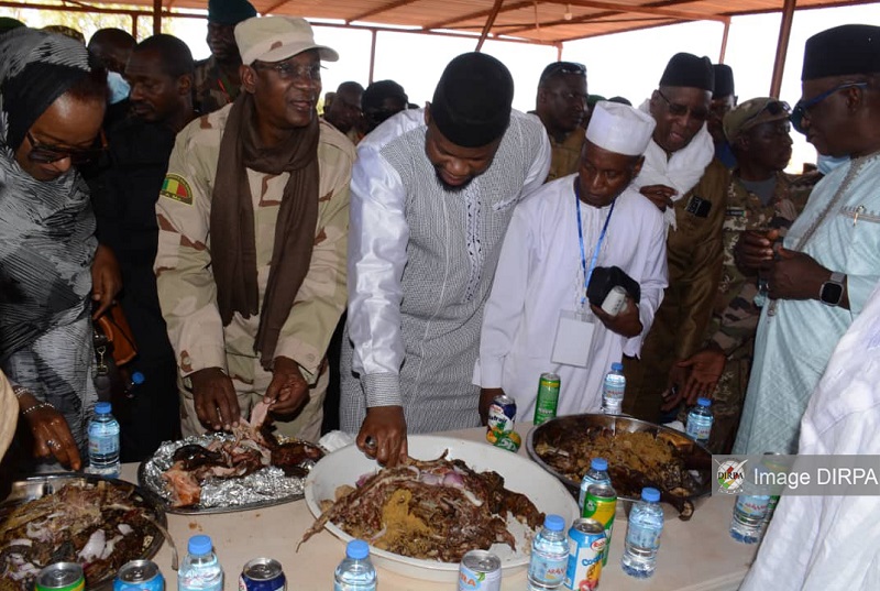 Secteur 4 de l’Opération « Maliko » : Le Premier Ministre, Dr Choguel Kokala Maïga offre un repas de corps aux FAMa