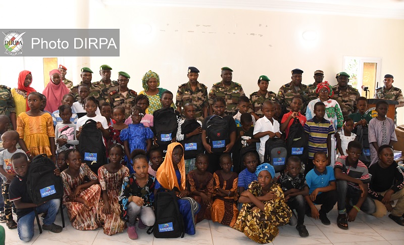 Rentée des classes : Le ministère de la réconciliation remet des kits aux orphelins militaires
