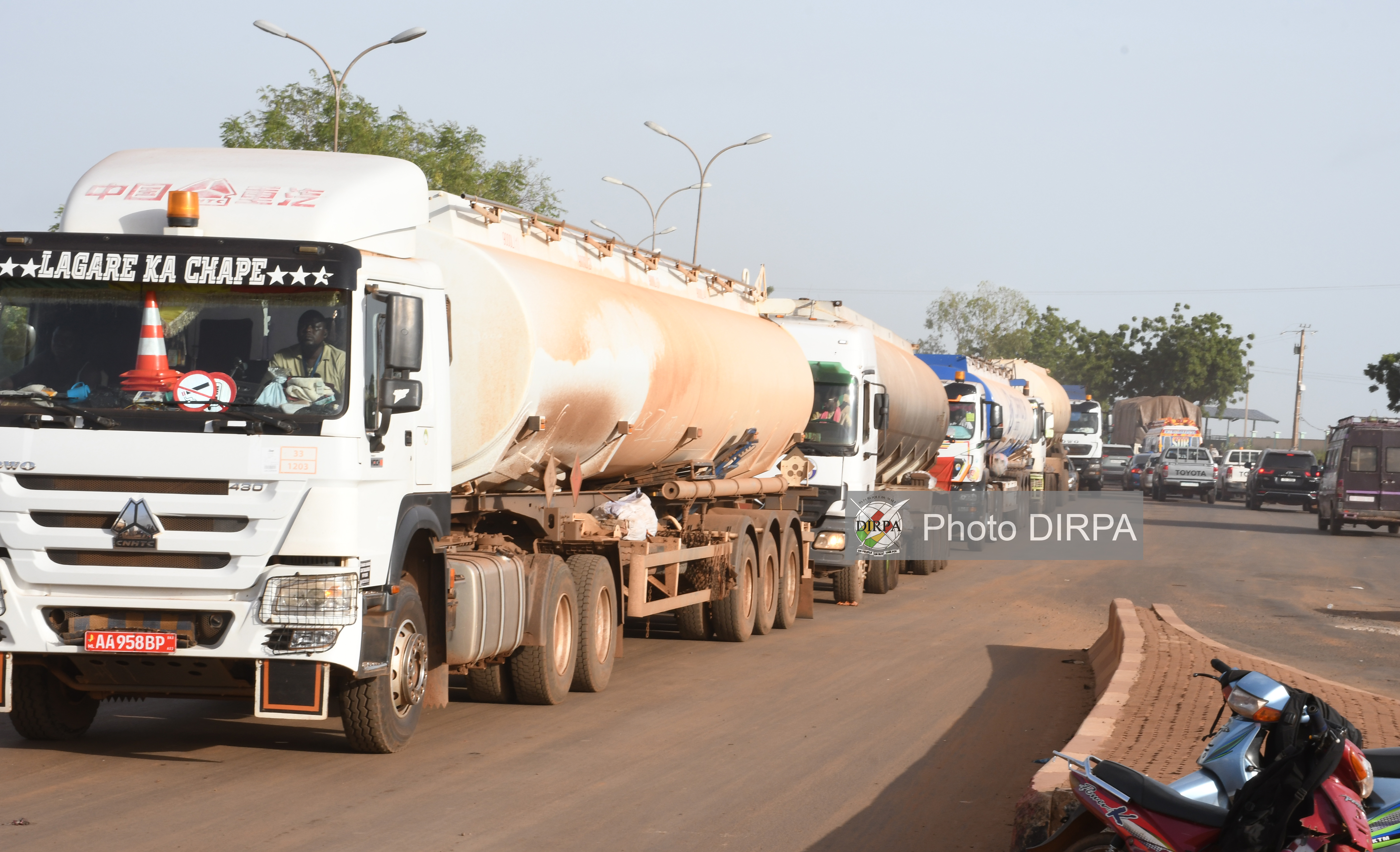 APPROVISIONNEMENT EN CARBURANT : plus de 1200 camions-citernes arrivent à Bamako sous escorte des FAMa